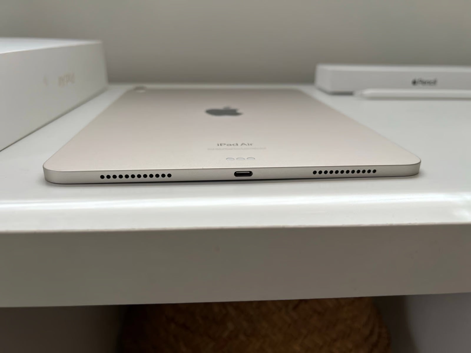 Apple iPad Air 5th Generation 64 GB in Starlight + Apple Pencil 8O99