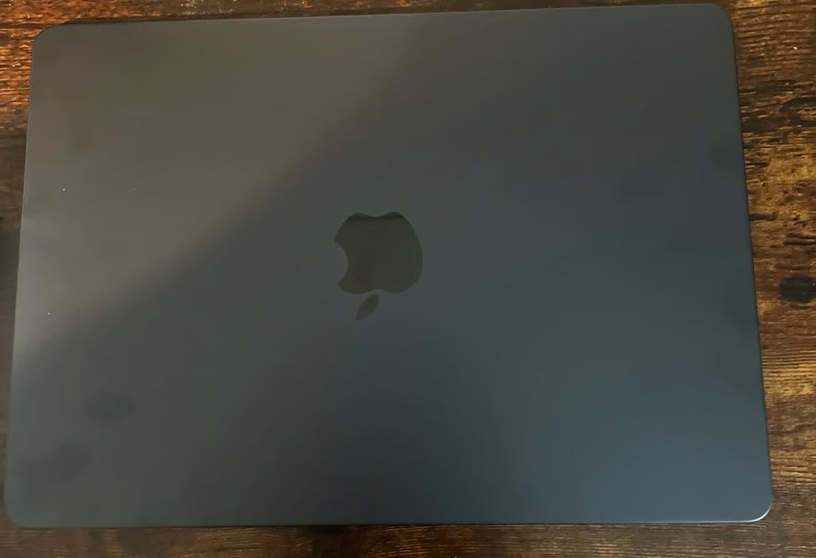 2024 Apple Macbook Air 13in. 8gb 256 SSD 1M57