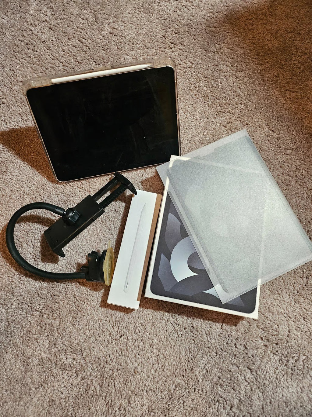 BUNDLE Apple iPad Air 5th Generation 64 GB + Apple Pencil & more 9X52