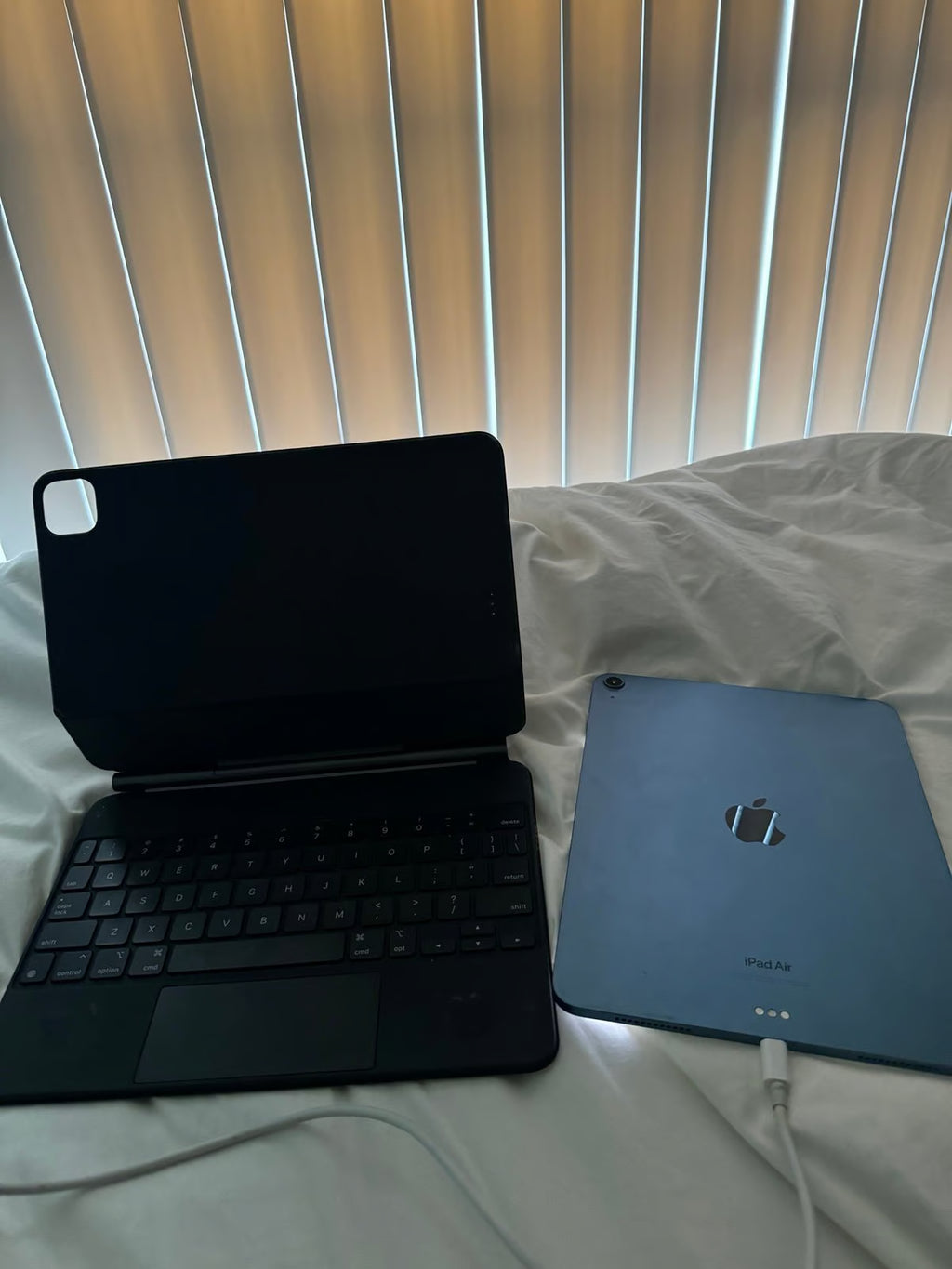 ipad air 5th generation 256gb with Magic Keyboard 2K52