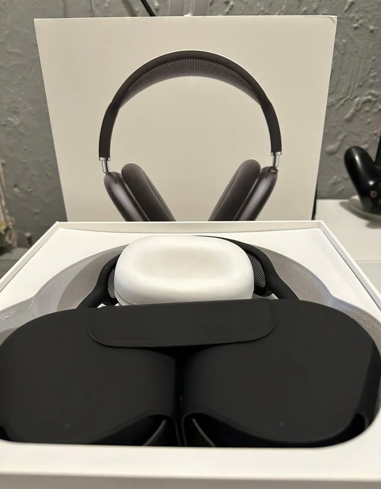 Apple AirPods Pro Max Space Gray with Wireless Charging Case *Refurbished* 3O17