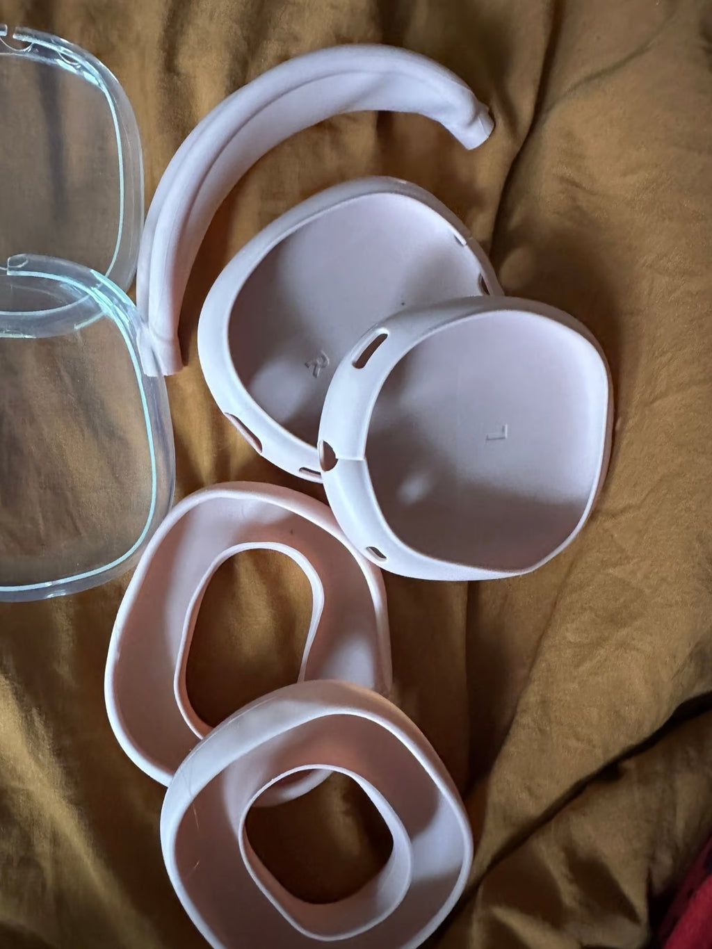 AirPods Max with 2 cover sets and case 6N19