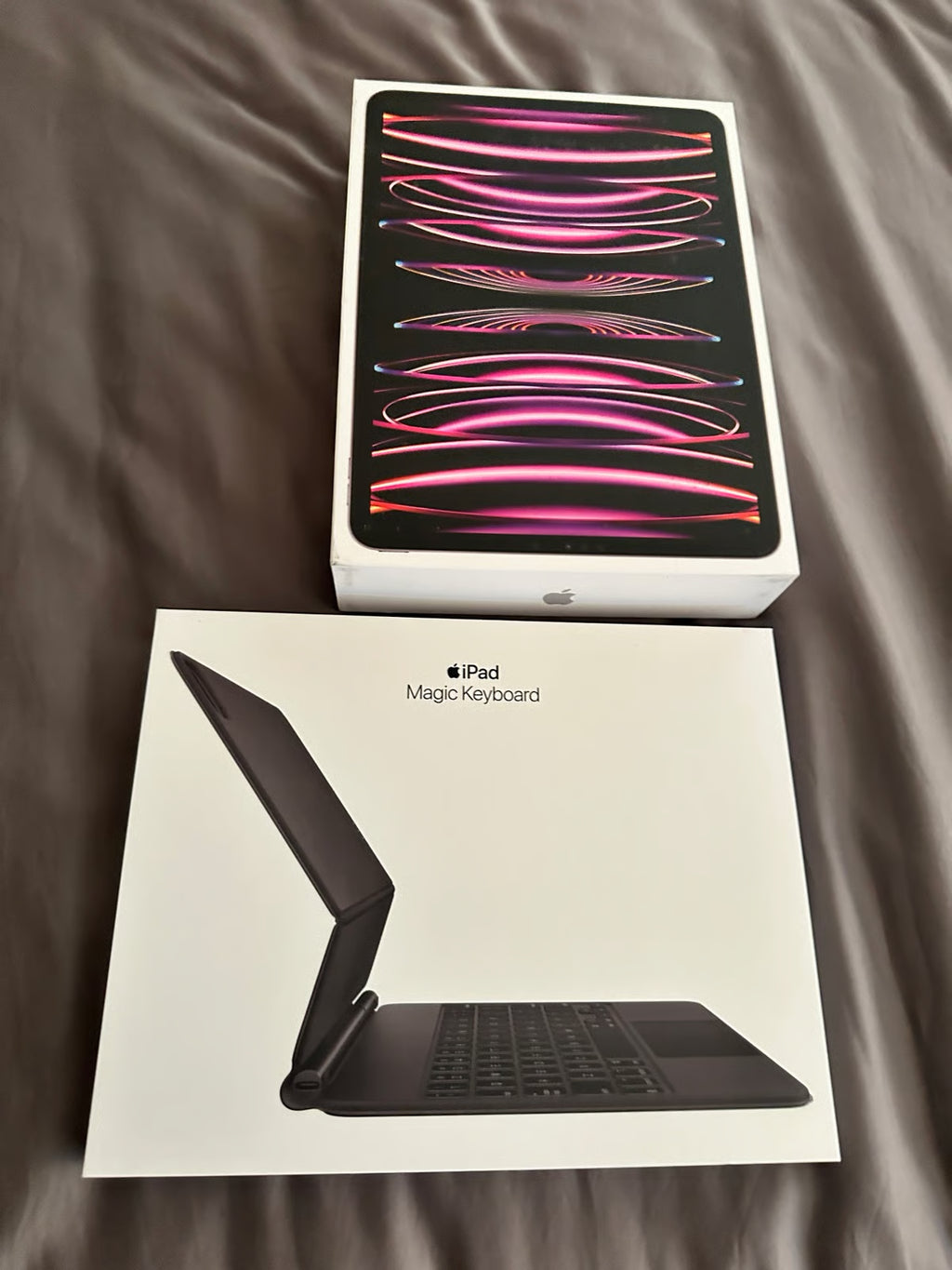 iPad Pro 11 inch gen4 128gb with apple Magic Keyboard 6J73