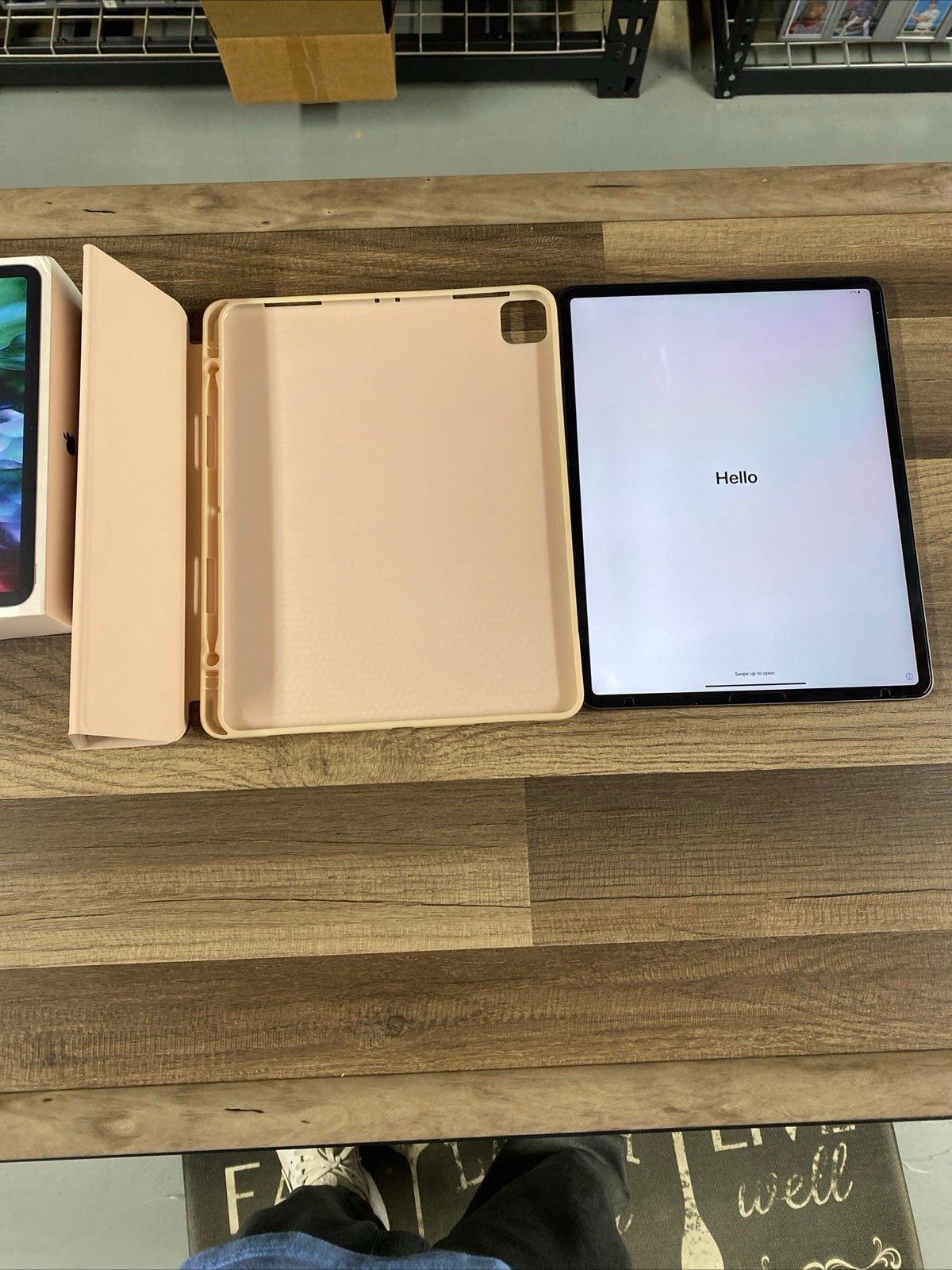 Apple iPad Pro 12.9inch 4th Generation 256 GB w/ Mag Case | Wi-Fi Only 3A73