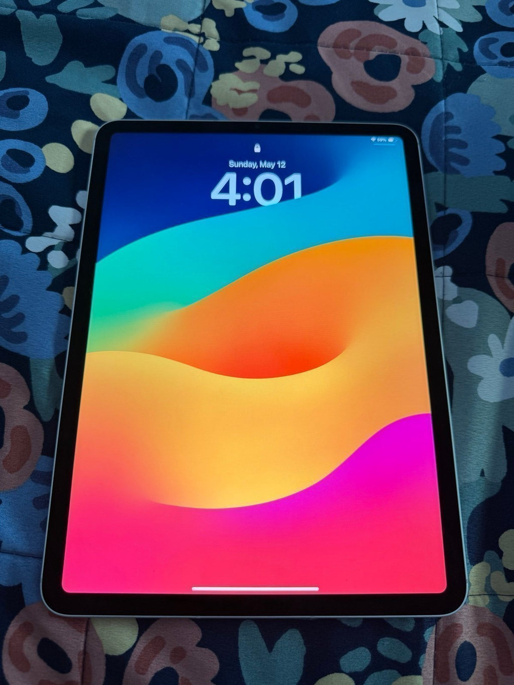 Apple iPad Pro 4th Generation M2 128 GB Silver Cellular w/ Logitech kb case 2P79