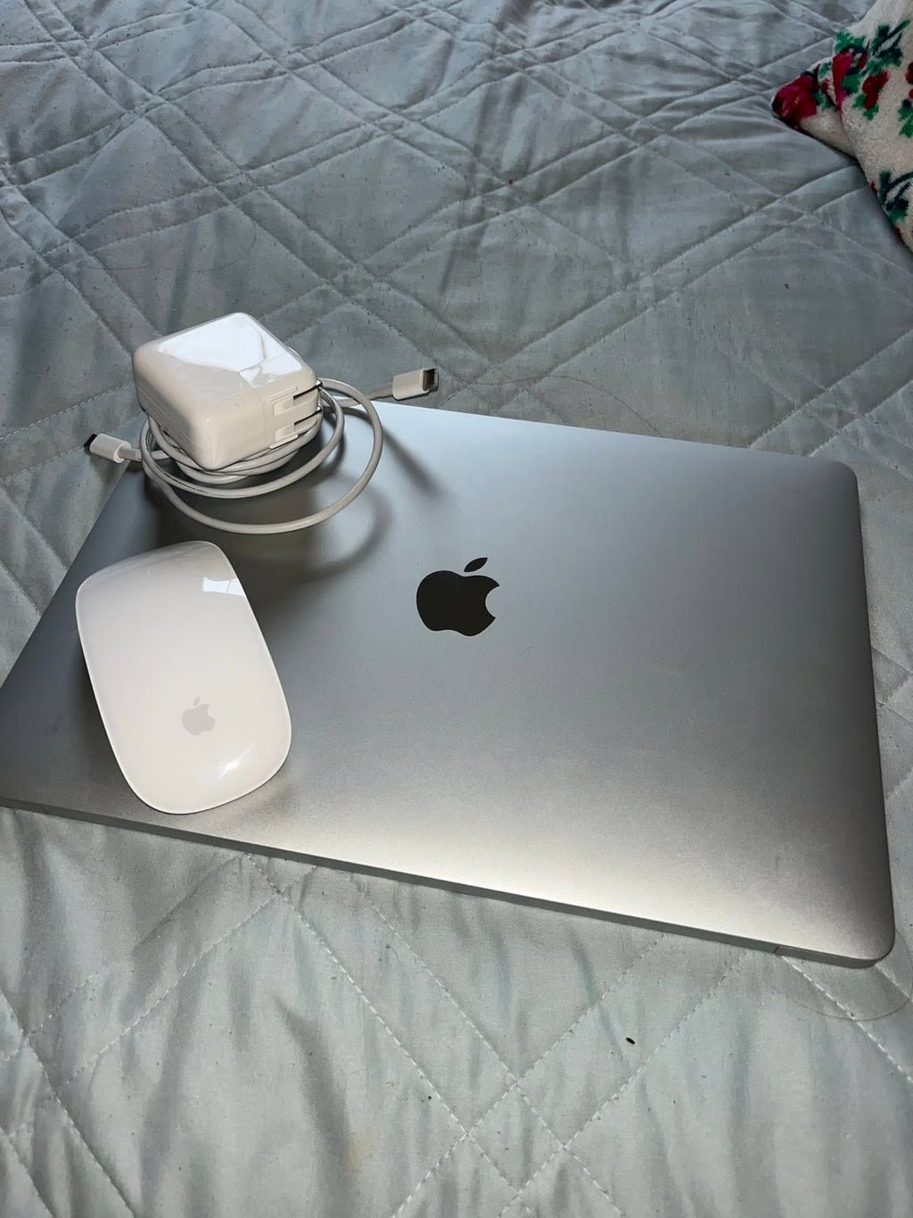 MacBook Air with charger and apple mouse 7Q91