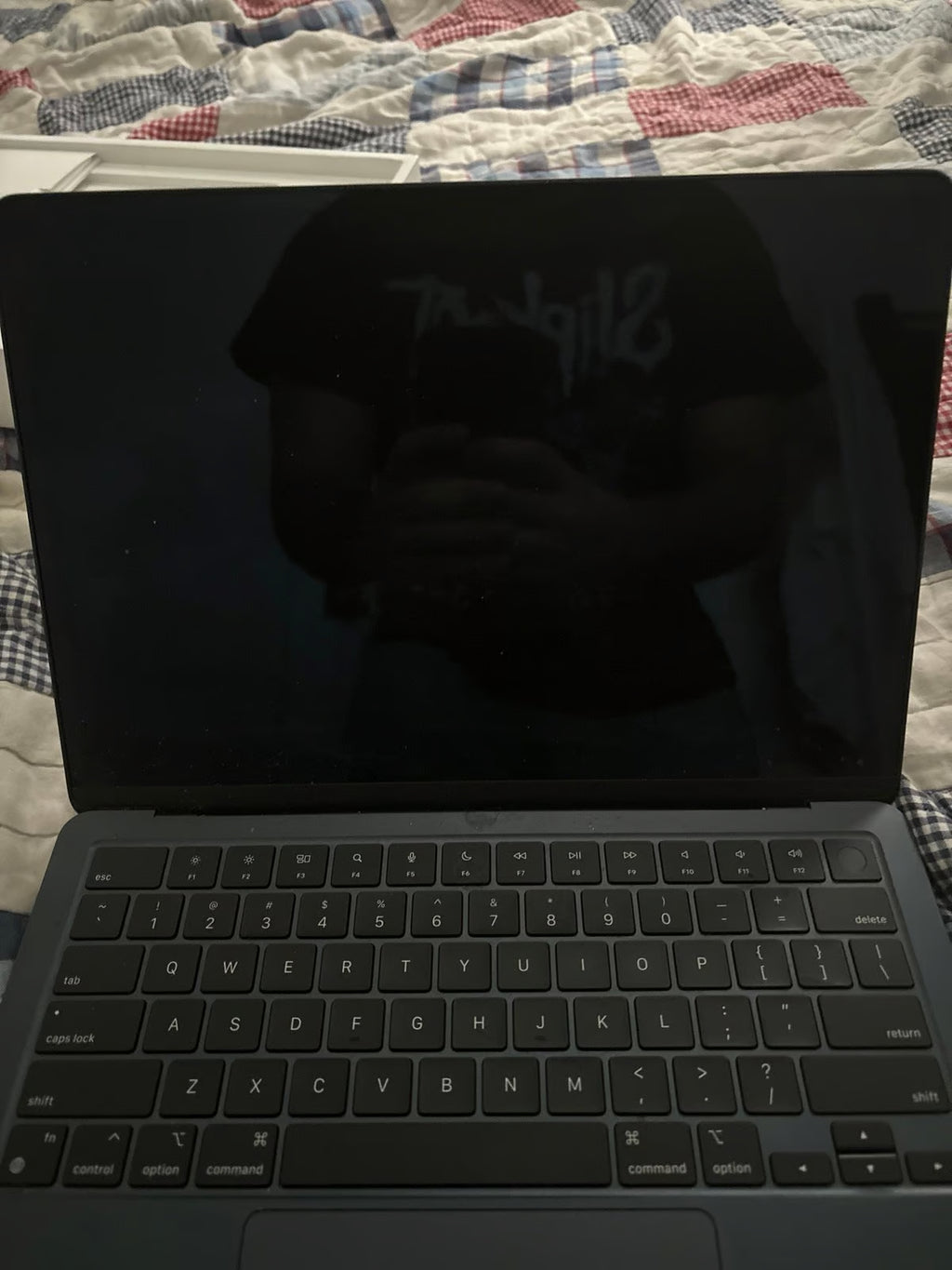 13.6-inch Macbook air with apple M2 chip and apple magic mouse included 6R33