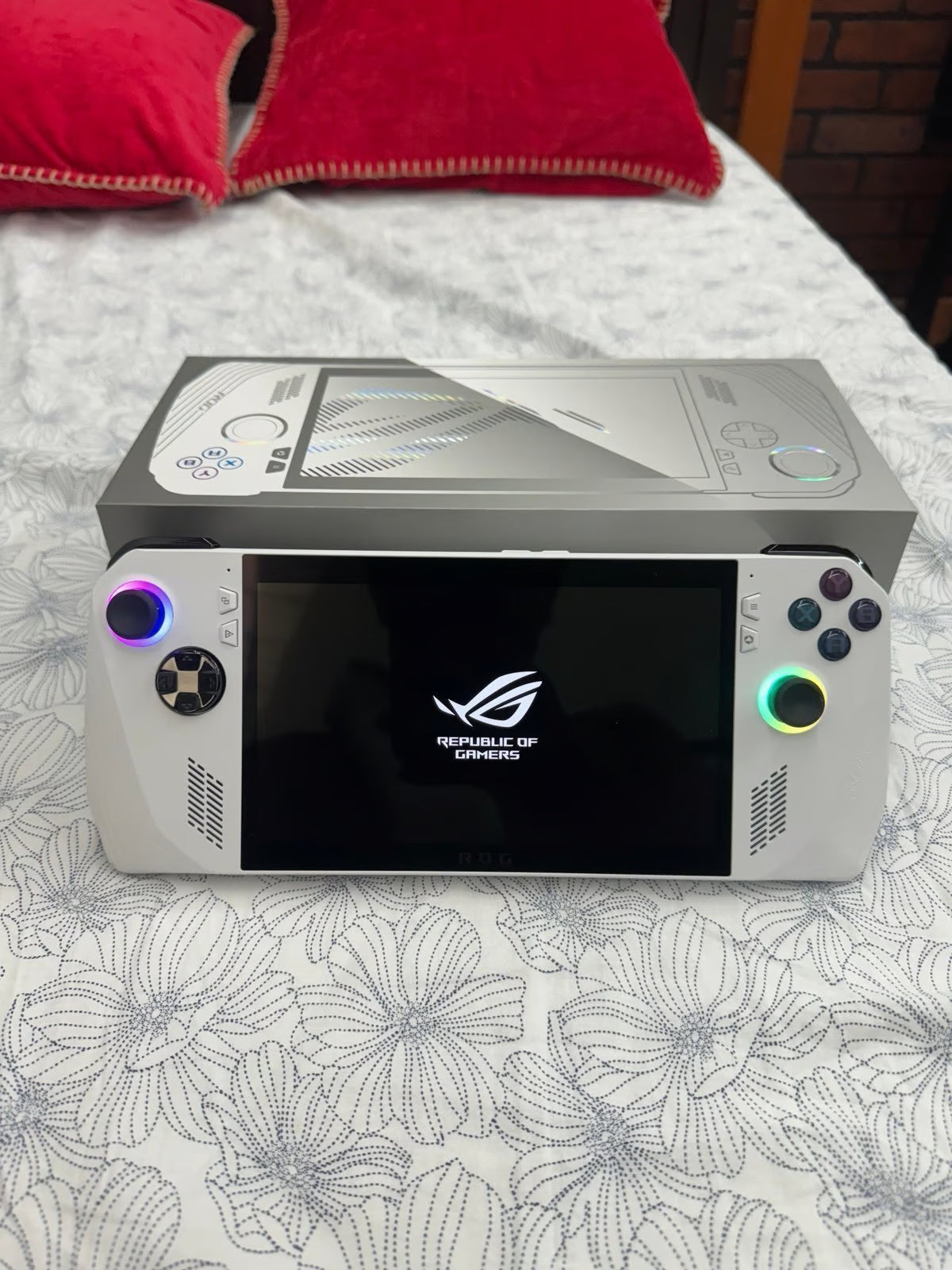 ASUS - ROG Ally 7"" 120Hz FHD 1080p Gaming Handheld - AMD Ryzen Z1 Extreme Proces 8A55