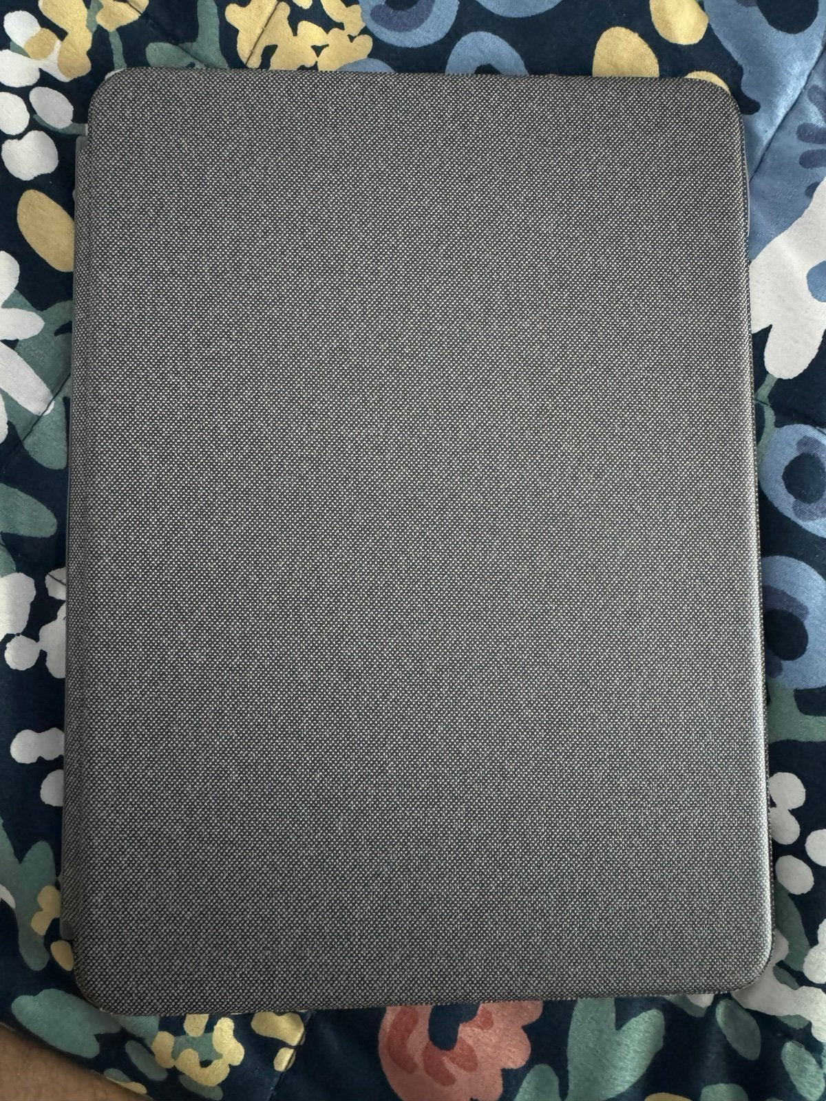 Apple iPad Pro 4th Generation M2 128 GB Silver Cellular w/ Logitech kb case 2P79