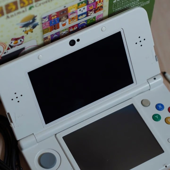 RARE New Nintendo 3DS W/ Animal Crossing No. 68 Plates W/ 32GB, Charger & Games