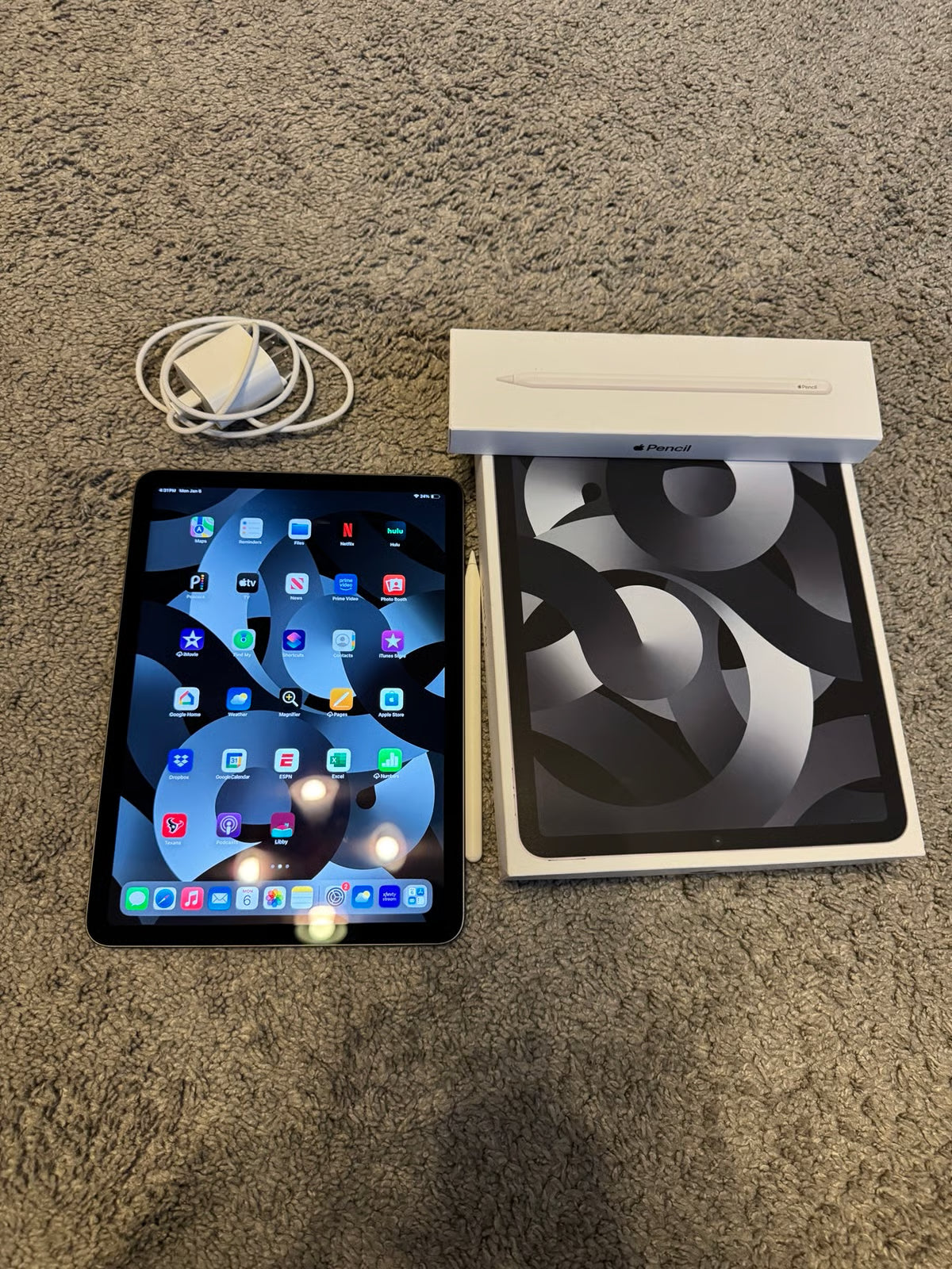 Apple iPad Air 5th Generation 64 GB WIFI 9G83